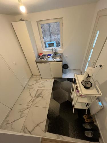 a small bathroom with a sink and a counter at Grand studio pour 1 ou 2 personnes in Schiltigheim