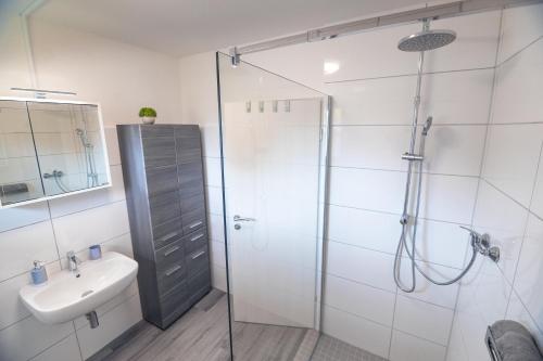 Bilik mandi di Ferienwohnung "elbRetreat" in Seevetal-Over an der Elbe - Stilvoll wohnen auf Zeit