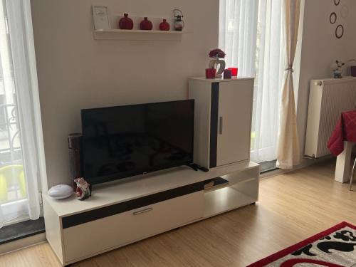 uma sala de estar com uma televisão de ecrã plano num suporte em 3C-Apartments em Gent