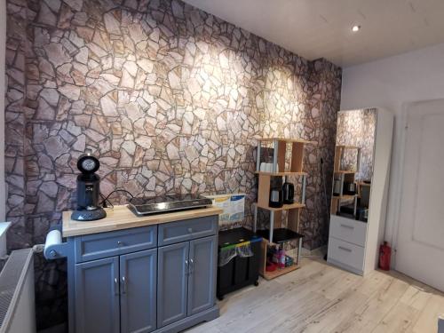 cocina con pared de piedra en Gemütliches Zimmer mit eigenem Bad und Küche, en Swisttal