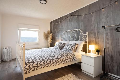ein Schlafzimmer mit einem Bett mit einer Holzwand in der Unterkunft Apartment Viksa with Jacuzzi in Zagreb
