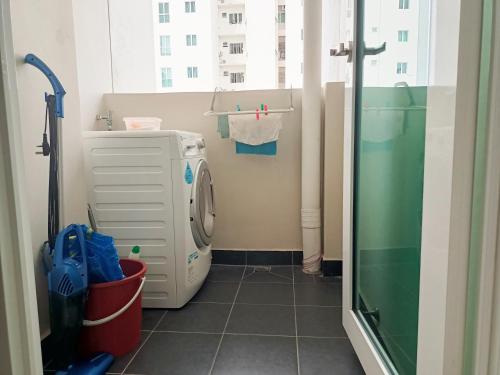 bagno con lavatrice e finestra di Deluxe Suites 1BR, 2-5 pax, Netflix, Georgetown a Jelutong