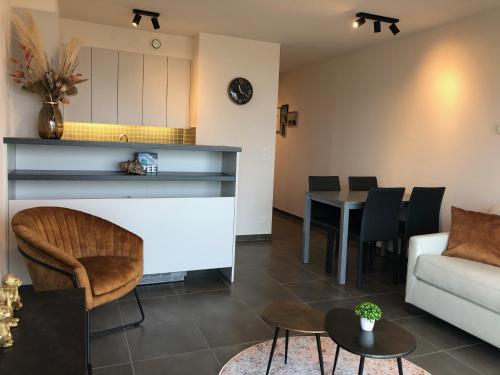 un salon avec un canapé et une table dans l'établissement Studio Ribella West 2, à La Panne