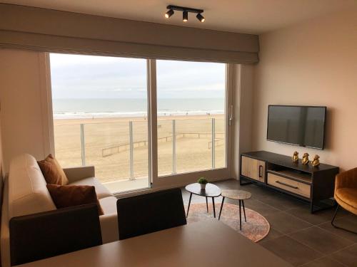 - un salon avec vue sur la plage dans l'établissement Studio Ribella West 2, à La Panne