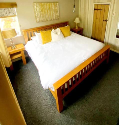 The Birch Cabin with hot tub tesisinde bir odada yatak veya yataklar
