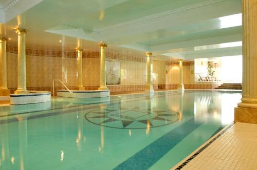 Bazén v ubytování Thornton Hall Hotel & Spa nebo v jeho okolí