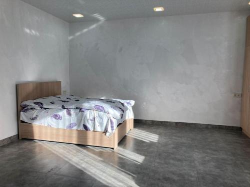 1 dormitorio con 1 cama en la esquina de una habitación en Дом рядом проспекта Исакова, 3 км Звартноц аэропорт EVN, en Geghanist