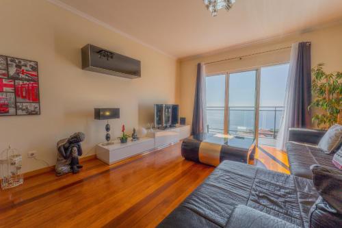 Una sala de estar con vista al mar. en FLH Garajau Fantastic Ocean View with Balcony, en Funchal