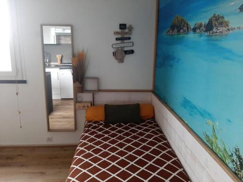 um quarto com uma cama no canto de um quarto em Songe Tropical-InvIRI. Studio CHU. Parking Aisé. em Limoges