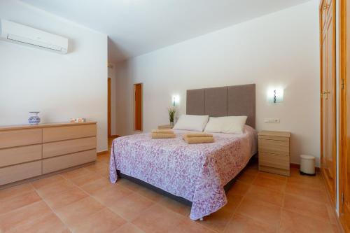 A bed or beds in a room at Villa Meretseger