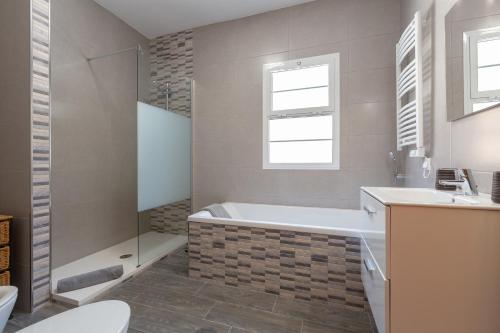 A bathroom at Villa Meretseger