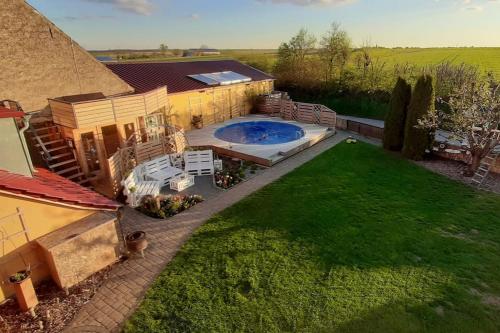 una vista aérea de una casa con piscina en Ferienwohnung Dürr en Gaukönigshofen