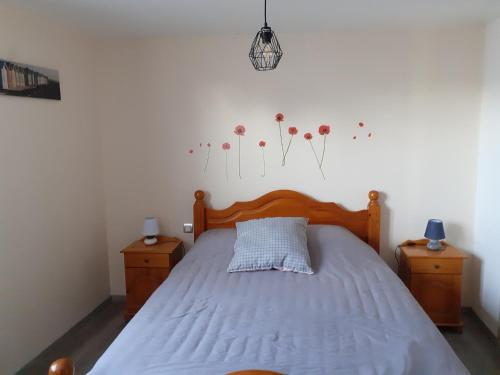 una camera con letto e copriletto blu di Les coquelicots en Baie de Somme a Saint-Blimont