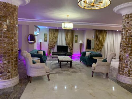 a living room filled with furniture and a chandelier at فيلا 