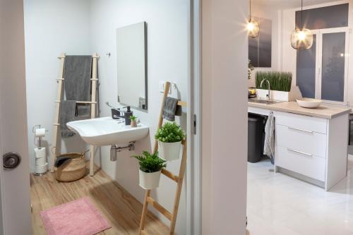 Artistic Digital Retreat-Great Location Near Metro