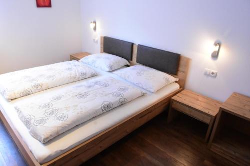 een bed met twee kussens in een kamer bij Haus Fulterer in Siusi