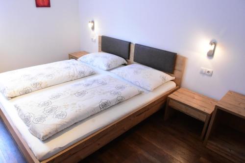 A bed or beds in a room at Haus Fulterer