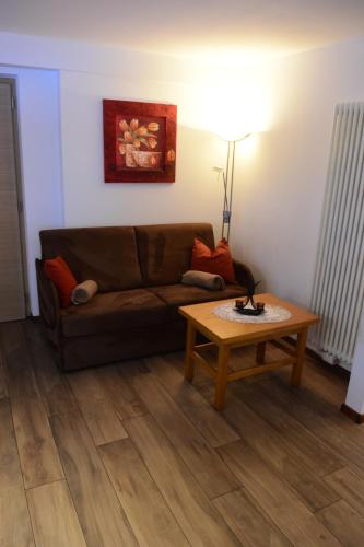 a living room with a couch and a coffee table at Haus Fulterer in Siusi