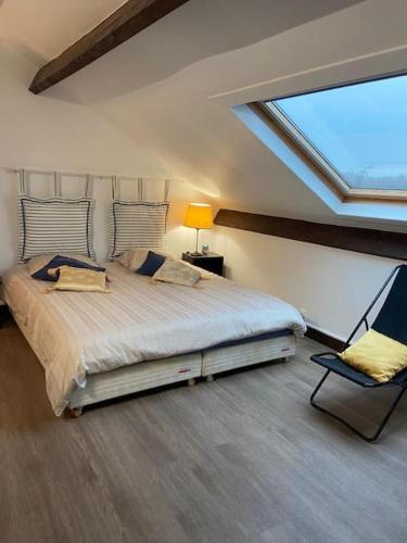 - une chambre avec un grand lit et une lucarne dans l'établissement Joli studio centre-ville Vendôme, à Vendôme