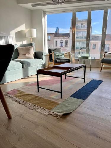 ein Wohnzimmer mit einem Couchtisch und einem Sofa in der Unterkunft Appartement entièrement rénové à Blankenberge in Blankenberge