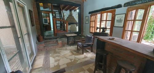 una sala de estar con un bar en una casa en Ayres Pampa III en Balneario Mar Azul