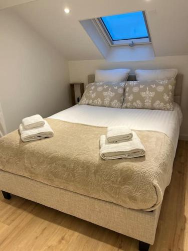 une chambre avec un lit avec deux serviettes dessus dans l'établissement Champagne stars, à Épernay