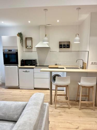 une cuisine avec des armoires blanches et une table et des chaises dans l'établissement Champagne stars, à Épernay