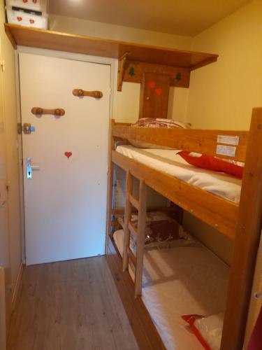 a room with two bunk beds and a door at Samoëns studio in Samoëns