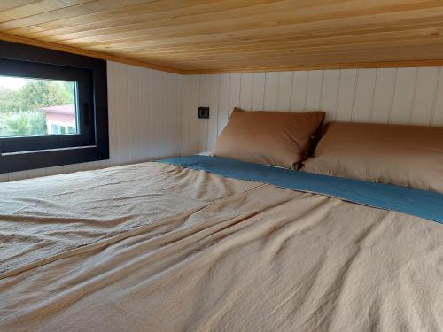 ein großes Bett in einem Zimmer mit Fenster in der Unterkunft Defneland Daphne in Ildır