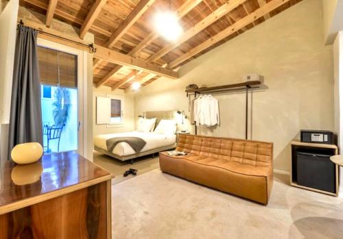 ein Wohnzimmer mit einem Sofa und einem Bett in der Unterkunft Blue Sardine Hostal Boutique Altea Adults Only in Altea