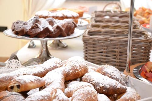 a display of donuts and other pastries on a table at Hotel Villa Del Parco in La Maddalena