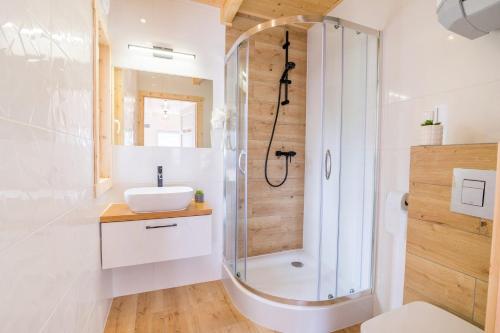 a bathroom with a shower and a sink at MAXCAMP w Dziwnowie in Dziwnów