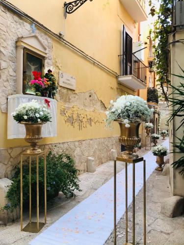 two vases with flowers are on a street at B&B Via dell'Azzurra in Bari