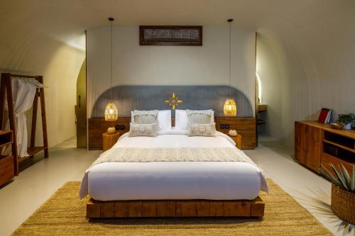 sypialnia z dużym łóżkiem w pokoju w obiekcie Terra Solis Dubai w Dubaju