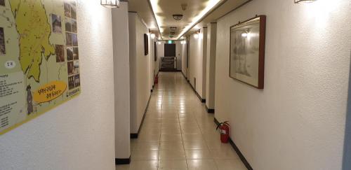 a hallway of a hospital with a long hallwayngth at Bandal Book & Stay in Sokcho
