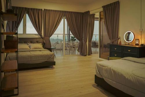 1 dormitorio grande con 2 camas y espejo en 원더풀하우스7호, en Papar