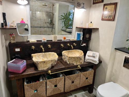 ジェノヴァにあるSALOTTO SUL MAREのバスルーム(洗面台2台、トイレ付)