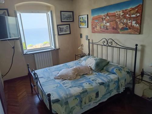 um quarto com uma cama e uma janela em SALOTTO SUL MARE em Génova