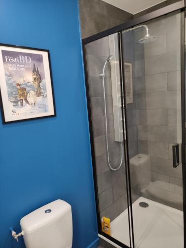 une salle de bain avec toilettes et douche en verre dans l'établissement L'Atelier de l'Artiste - Moulins Cœur de ville, à Moulins