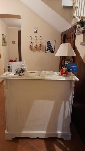 a white counter in a room with a lamp at Tenuta degli Angeli Rossi in Asti