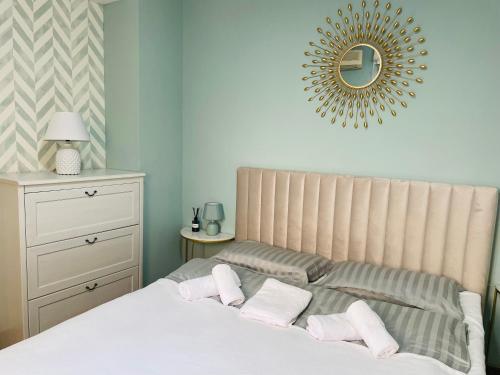 a bedroom with a bed with two pillows and a mirror at Seaview Heaven - Playa a 100m in Santa Pola