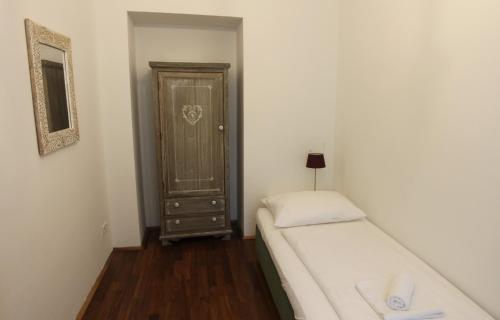 Cama o camas de una habitación en Casa Nostra - Ausgefallene Wohnung am Augarten