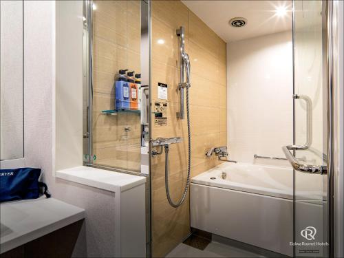uma casa de banho com um chuveiro, um lavatório e uma banheira em Daiwa Roynet Hotel Kumamoto em Kumamoto