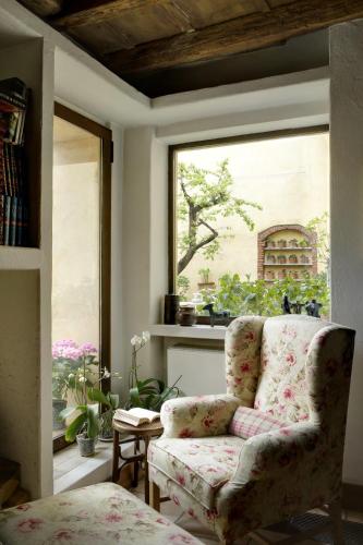 a living room with a chair and a window at Il Relais dell'Abbazia in Verona