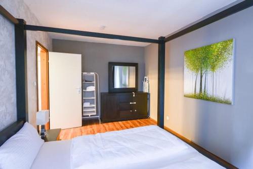 เตียงในห้องที่ Comfortable 3 Room apartment, ideal for Messe fair