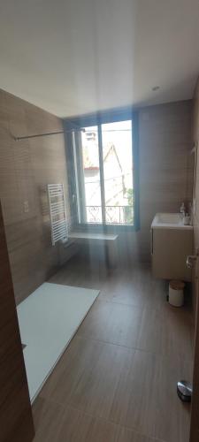une salle de bain avec un lavabo et des toilettes et une fenêtre dans l'établissement Appartement au centre du monde selon Dali, à Perpignan