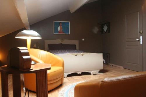sala de estar con cama y sofá en La Jeannette Gîte de Charme, en Chabeuil