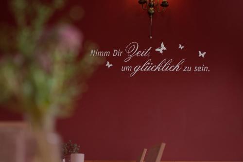 a wall with a sign that says mum oh ye un childlished ye skin at Der Winzerhof in Achau