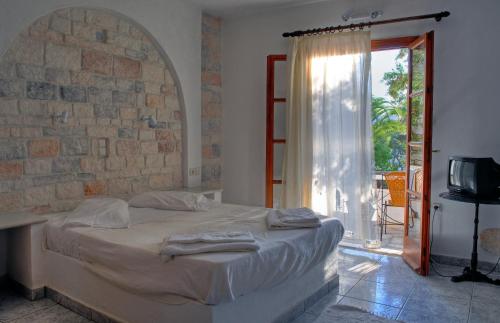 Tempat tidur dalam kamar di Naxos Summerland resort