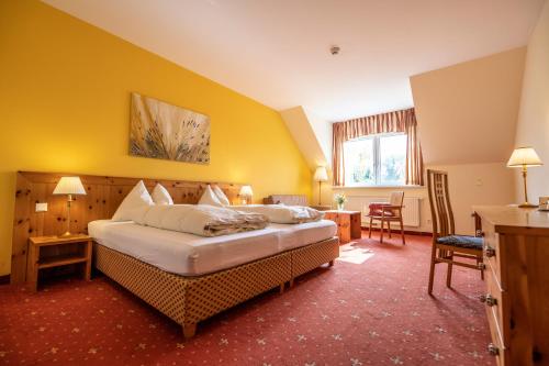 um quarto de hotel com uma cama num quarto em Der Winzerhof em Achau